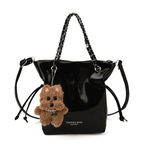 Sac fourre-tout noir brillant avec chaîne, charm ours en peluche et poignées en cuir