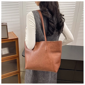 Detailansicht der braunen Retro-Shopper-Tasche mit Ledertextur und langen Schulterriemen