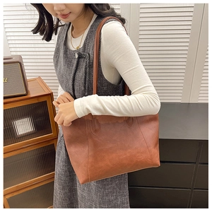 Braune Vintage-Ledershopper mit Distressed-Textur in gemütlicher Wohnumgebung