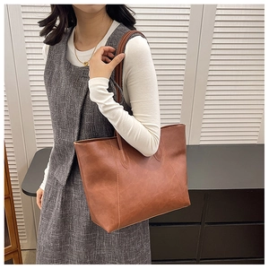 Seitenansicht einer Vintage-Tote-Bag in Karamell mit Lederstruktur und langen Trägern