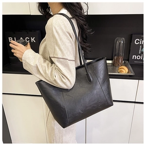Große schwarze Leder-Shopper-Tasche im minimalistischen Design mit weicher Ledertextur