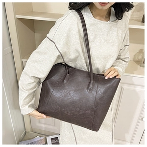 Detailaufnahme einer großen dunkelbraunen Tote Bag aus PU-Leder mit langen Griffen