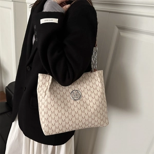 Klassische Monogramm-Einkaufstasche mit M-Logo und Kettenriemen für den Arbeitsalltag
