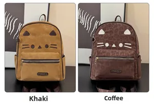 Détail de deux sacs à dos forme chat en kaki et imprimé léopard en daim synthétique