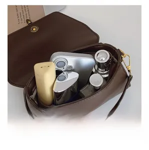 Dettaglio della capacità interna della borsa a tracolla in pelle marrone stile vintage