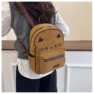 Détail de la broderie chat léopard et de l'étiquette FASHION sur le sac en nylon