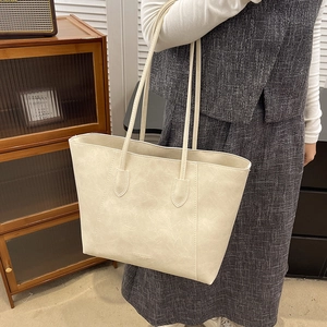 Schicke beige große Einkaufstasche mit Retro-Ledertextur und langen Schultergurten