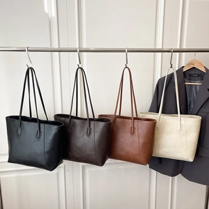 Minimalistische Einkaufstaschen in Schwarz, Braun und Creme mit langen Schultergurten aus Leder
