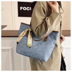 Sac fourre-tout en denim bleu avec cuir marron et détail foulard en soie