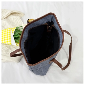 Vue de dessus du grand sac cabas en sergé gris avec anses en cuir et foulard en soie
