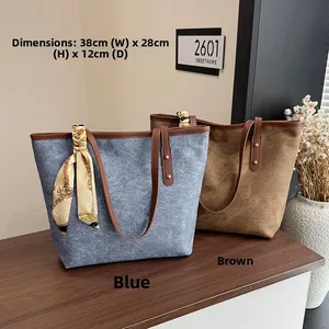 Grands sacs cabas bleu et marron avec détail foulard en soie et dimensions indiquées
