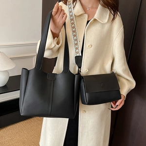 Ensemble de sacs cabas en cuir noir avec bandoulière large tissée au style chic urbain