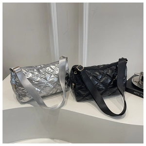 Détail du matelassage et de la texture brillante sur sacs argentés et noirs à boucles dorées