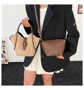 Detalle del bolso tote beige plisado y bolso bandolera de cuero liso marrón para mujer