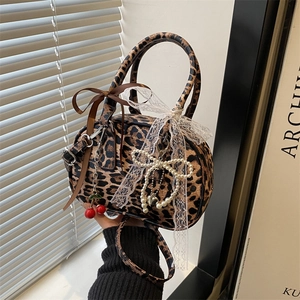 Sac À Main Boston Léopard Pour Femme Avec Charme Cerise Nœud En Dentelle Künstliche Perle Rétro Doux Sac À Bandoulière En Similicuir