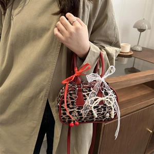 Mini sac Boston léopard chic avec nœuds rouges et breloques cerises élégantes