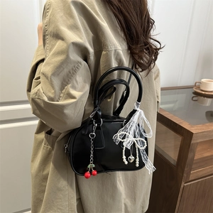 Sac à main minimaliste en PU noir avec cerises rouges et nœud en dentelle blanche