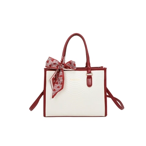 Kontrast-Handtasche mit Seidenschal, roten Griffen und goldener Fashion & Bags Aufschrift