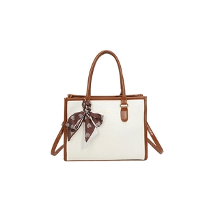Sac fourre-tout contrasté effet serpent avec poignées marron et foulard décoratif