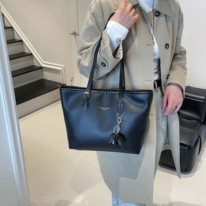 Large Capacity PU Leather Tote Bag Urban Minimalist Commute Shoulder Bag With Elephant Charm Accessory For Women