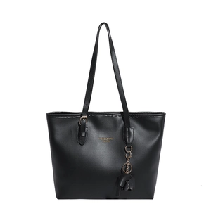 Sac fourre-tout minimaliste en cuir noir avec charm éléphant et bandoulière réglable