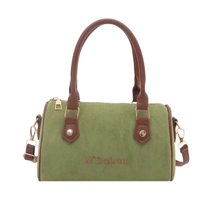 Sac Boston vert herbe en daim avec anses en cuir marron et détails dorés chic