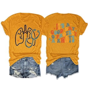 Dettaglio dello slogan vintage sul retro della maglietta gialla con pantaloncini di jeans