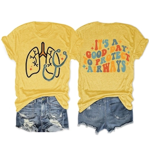 Dettaglio fronte e retro della t-shirt gialla con slogan e pantaloncini in denim blu