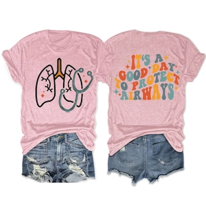 Dettaglio della t-shirt rosa con stampa 'Protect Airways' e pantaloncini in denim