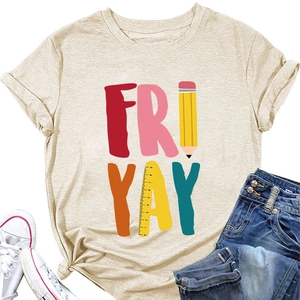 Detail van creatieve FRI YAY potlood- en liniaalprint op abrikooskleurig katoenen T-shirt