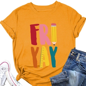 Geel Fri-Yay T-shirt met potloodgrafiek plat neergelegd met jeans en witte schoenen