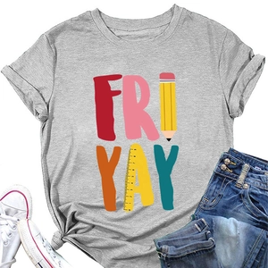 Detail van grijs FRI YAY katoenen t-shirt met potlood grafisch en casual styling set