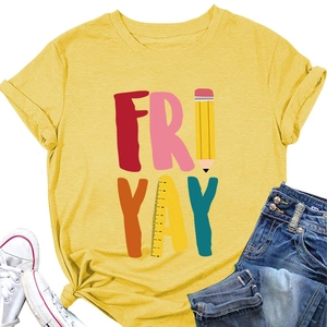 Detail van geel Fri Yay grafisch T-shirt met potlood-liniaal ontwerp en een knoop
