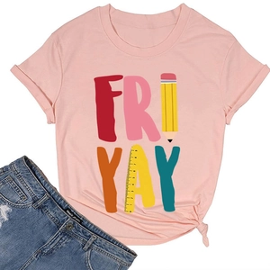 Detail van roze T-shirt met Fri-Yay potloodopdruk en blauwe denim korte broek