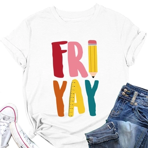 Detail van wit katoenen T-shirt met FRI YAY print inclusief potlood en liniaal patroon
