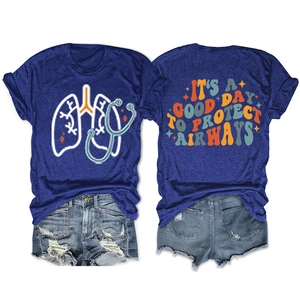 Dettaglio del set t-shirt blu reale e pantaloncini di jeans strappati con stampa