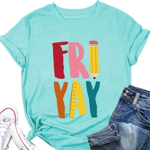 Detail van mintgroen T-shirt met Fri-Yay print, potlood- en liniaal-ontwerpelementen