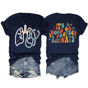 Dettaglio fronte e retro della t-shirt blu navy con stampa medica e slogan creativo