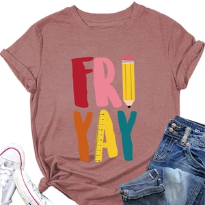 Detail van creatieve Fri-Yay-opdruk met potlood en liniaal op een mauve katoenen T-shirt