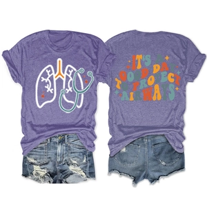 Dettaglio della t-shirt viola con la scritta artistica IT'S A GOOD DAY TO PROTECT AIRWAYS