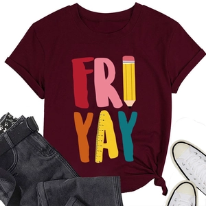 Detail van bordeauxrood T-shirt met FRI-YAY grafische print van potlood en liniaal