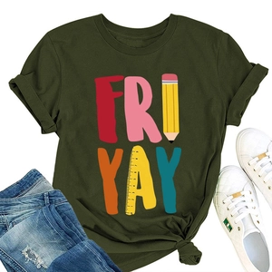 Detail van donkergroen T-shirt met Fri Yay potloodprint gecombineerd met een jeans