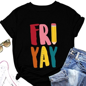 Platliggend zwart FRI YAY T-shirt met creatieve potlood- en liniaallettering print