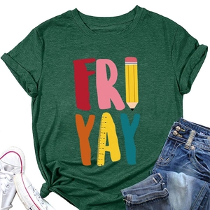Groen Fri-Yay T-shirt met potlood grafisch ontwerp plat gelegd met jeans en schoenen