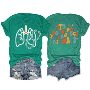 T-shirt verde con stampa stetoscopio e slogan It's a Good Day to Protect Airways sul retro