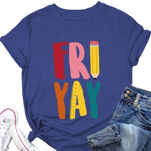 Detail van blauw T-shirt met FRI YAY-print met potlood- en liniaalafbeeldingen