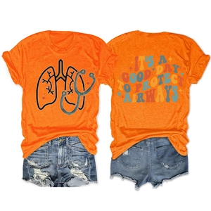 Set t-shirt arancione con stampa medica e pantaloncini in denim effetto invecchiato