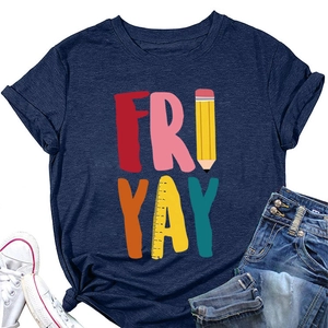 Detailweergave van Fri Yay print op donkerblauw t-shirt met potlood en liniaal design