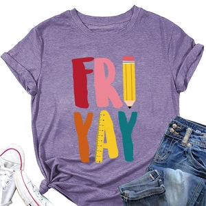 Flat lay van paars gemêleerd T-shirt met Fri-Yay opdruk, denim shorts en sneakers