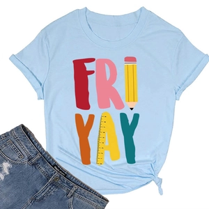 Detail van lichtblauw T-shirt met FRIYAY potlood-liniaal print en geknoopte zoom